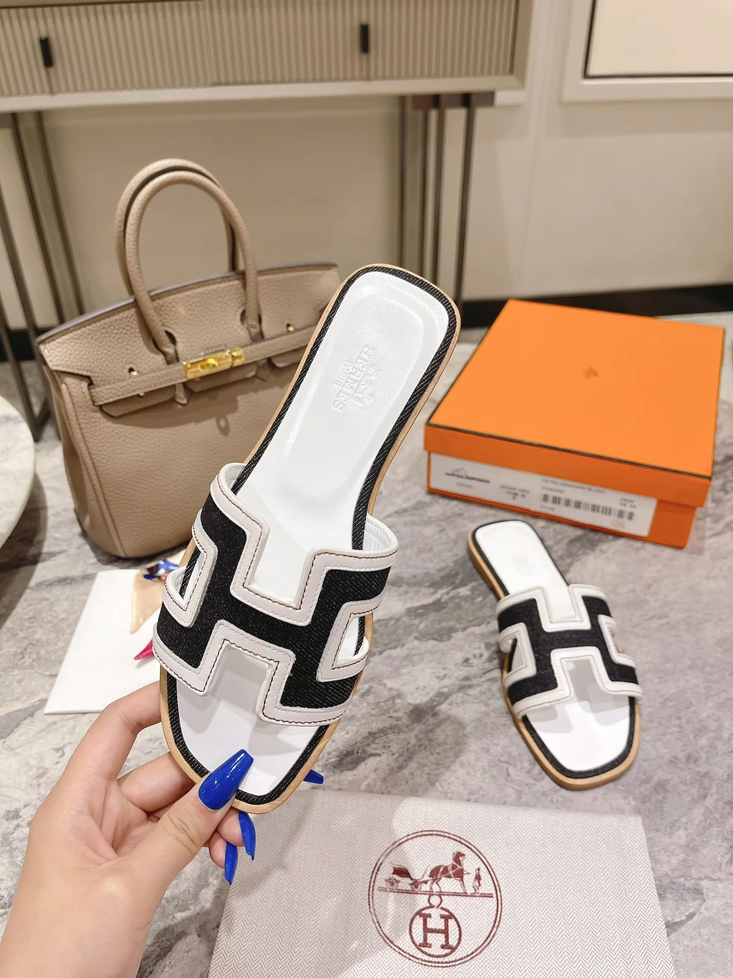 👟👟Ex-factory price 400👟👟 Genuine leather sole +50 New model for early spring, (high-end splicing and oil edge technology) newly revised version (Hermès), upgraded packaging, upgraded version and workmanship materials. Hermes®🔴The highest version of handmade shoes on the market✨✨ Top product Hermès slippers🐎 The new high-end fashion is the same as the original version, purely handmade by masters! ❥High-end customization, the highest version in the industry⚠❥Using: Hermers upper: Italian imported cowhide + original custom-grade Australian sheepskin feet + genuine leather outsole (pursuing top walking comfort) Hermes━━━━━ size: 35-40 (34.41.42 custom-made, non-returnable) Genuine leather sole Rubber sole